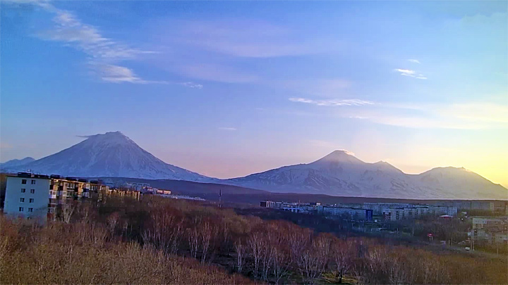 Онлайн веб-камера откуда открывается вид на вулканы Корякский, Авачинский, Козельский (Петропавловск-Камчатский, Россия)